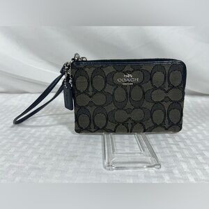2077: Coach Signature Jacquard Zip Wristlet Clutch Black Gray